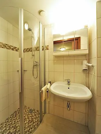 Gastehaus Nischelbitzer 招待所 4*